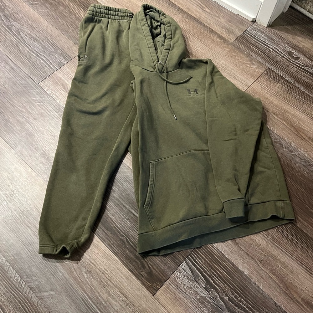 Men’s army green matching sweat suit in size XL